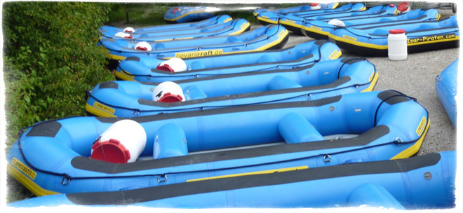 Spreu-Boote vor Abfahrt an der Isar